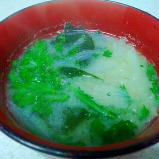玉葱と菊菜、ワカメの生姜味噌汁